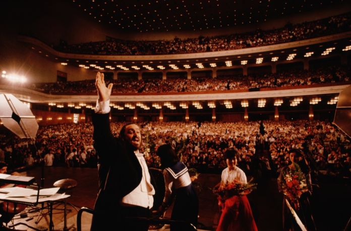 Pavarotti Performs pavarotti