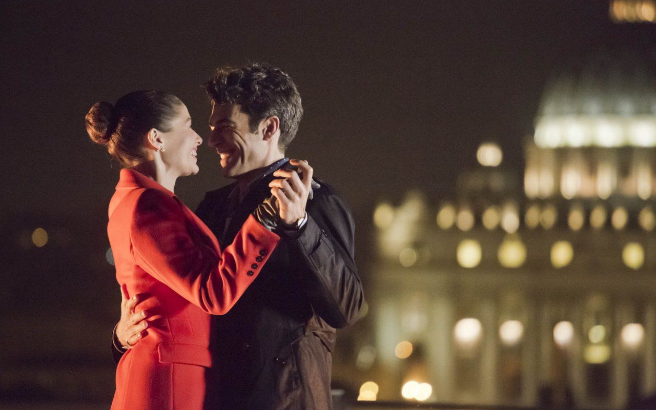 Poli Opposti, Luca Argentero tra rivalità e amore con la vicina nel film su Rai 1