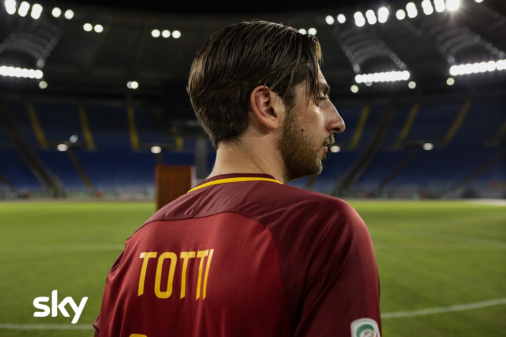 Speravo de Morì Prima la serie su Francesco Totti su Sky nel 2021 (video) Speravo de Morì Prima la serie su Francesco Totti su Sky nel 2021 (video)