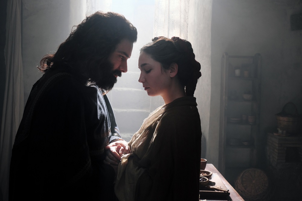 Leonardo, nonostante la pandemia terminate le riprese della fiction Rai con Aidan Turner e Freddi Highmore Leonardo, nonostante la pandemia terminate le riprese della fiction Rai con Aidan Turner e Freddi Highmore