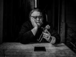 Guillermo del Toro in una foto promozionale del film
