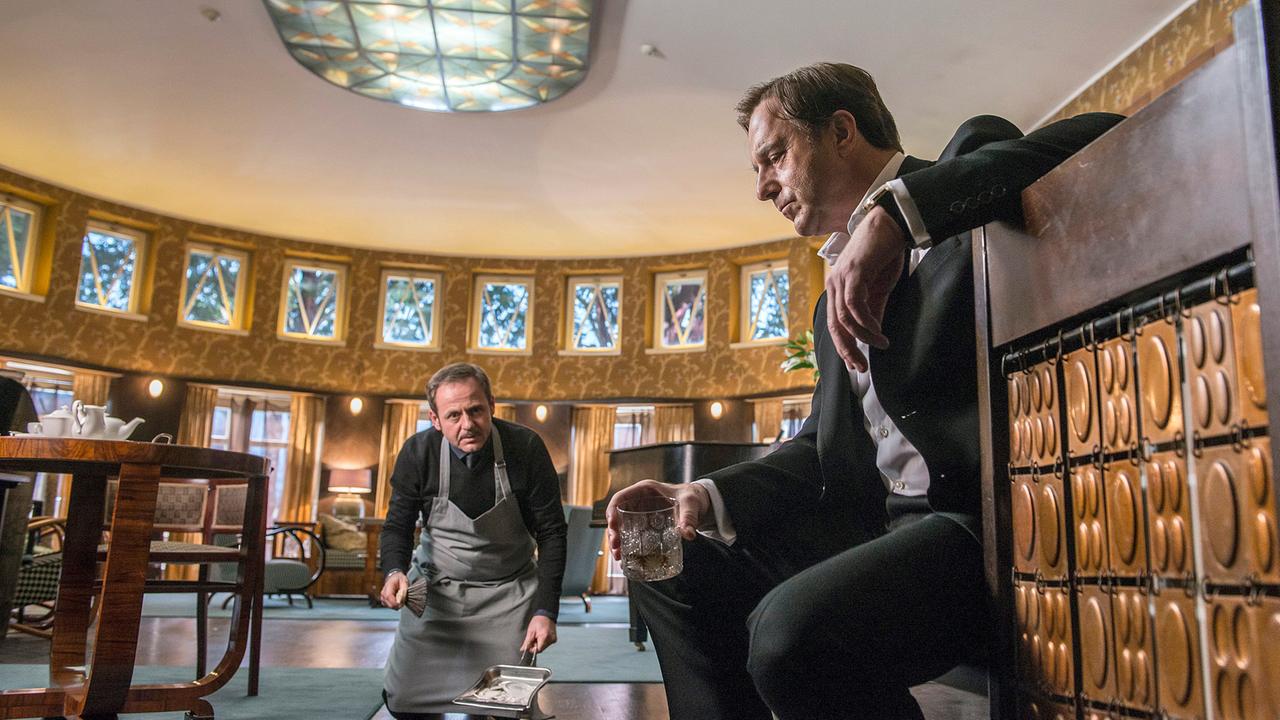 Allmen e le libellule, la trama del primo film della trilogia del nobile furfante su Rai Premium Allmen e le libellule, la trama del primo film della trilogia del nobile furfante su Rai Premium
