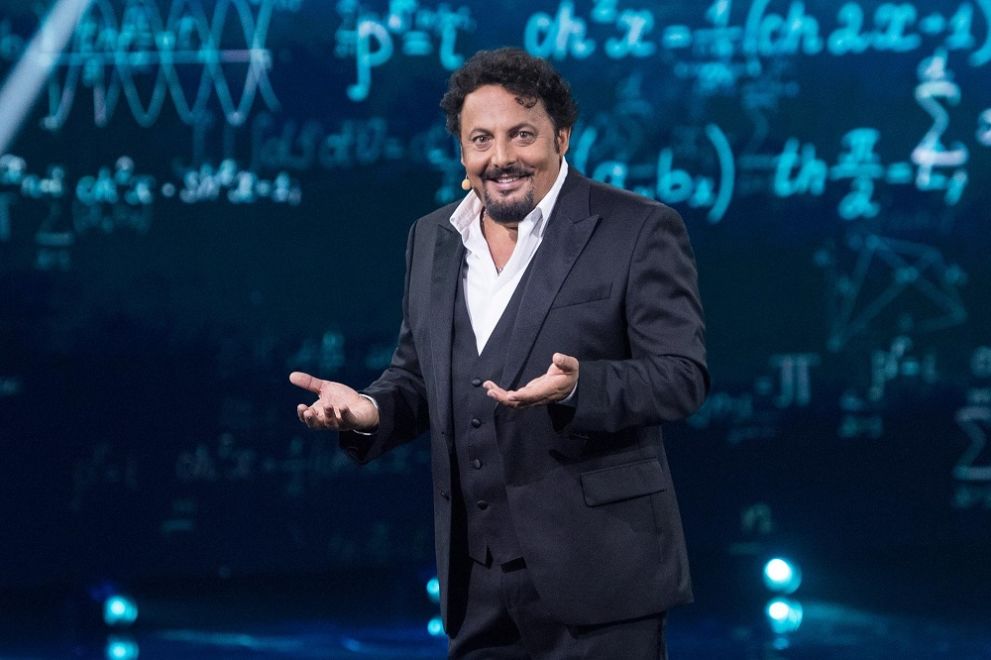 Un’ora sola vi vorrei lo show di Brignano in replica su Rai 2, gli ospiti di stasera 23 agosto Un’ora sola vi vorrei lo show di Brignano in replica su Rai 2, gli ospiti di stasera 23 agosto