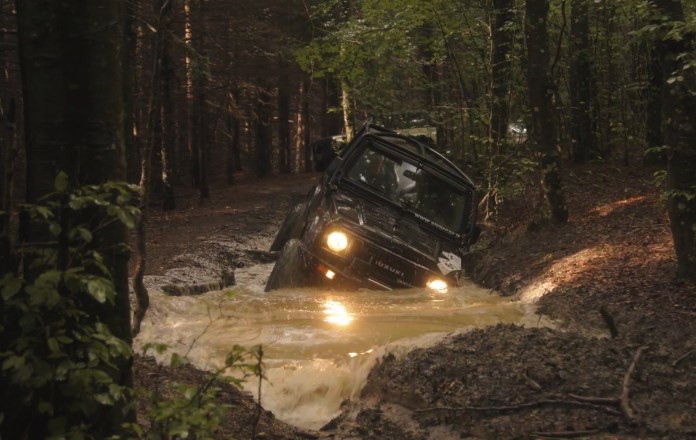 mud-war-a-prova-di-fango-motor-trend mud war a prova di fango