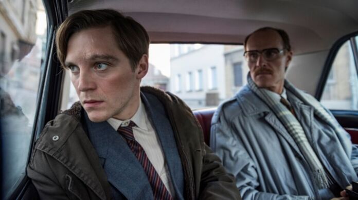 Jonas Nay è l’agente dei servizi segreti della Germania orientale Martin Rauch Deutschland 89
