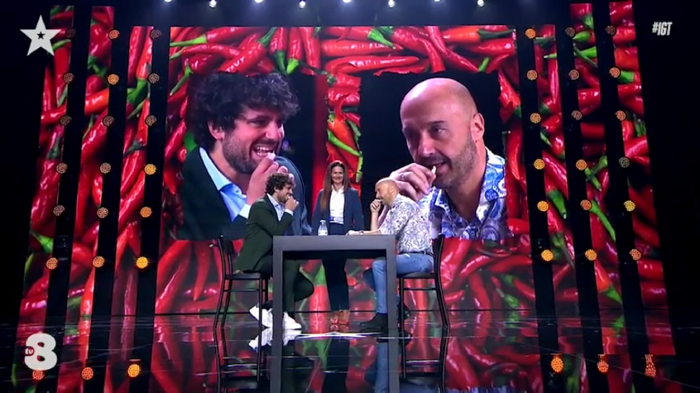 Italia’s Got Talent 2021 Frank Matano e Joe Bastianich si sfidano con i peperoncini (video) Italia’s Got Talent 2021 Frank Matano e Joe Bastianich si sfidano con i peperoncini (video)
