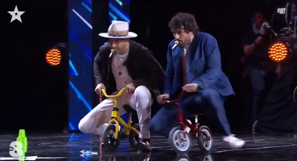 Italia’s Got Talent 2021, il mago del teatro, il fischio polifonico la corsa di Joe e Frank col kazoo (video) Italia’s Got Talent 2021, il mago del teatro, il fischio polifonico la corsa di Joe e Frank col kazoo (video)