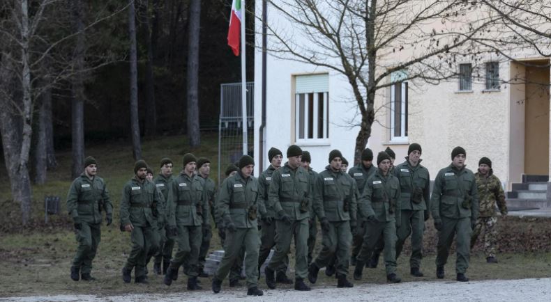La Caserma la seconda puntata mercoledì 3 febbraio su Rai 2, tra nuovi ingressi e comouflage La Caserma la seconda puntata mercoledì 3 febbraio su Rai 2, tra nuovi ingressi e comouflage