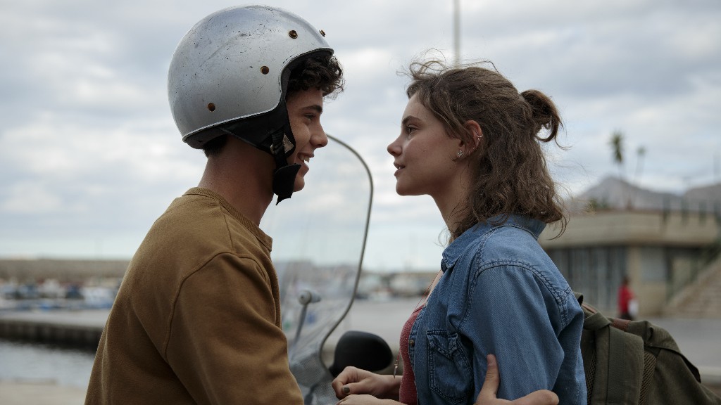 Sulla stessa onda, trama e trailer del film italiano nella Top Ten di Netflix Sulla stessa onda, trama e trailer del film italiano nella Top Ten di Netflix