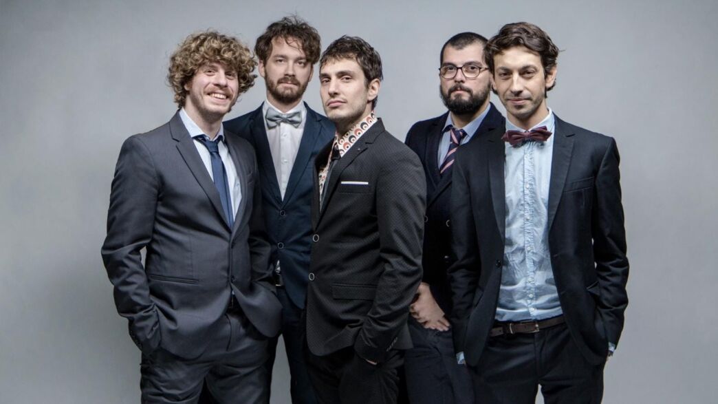 Sanremo 2021: Lo Stato Sociale in gara con “Combat Pop” (Testo e Video) Sanremo 2021: Lo Stato Sociale in gara con “Combat Pop” (Testo e Video)