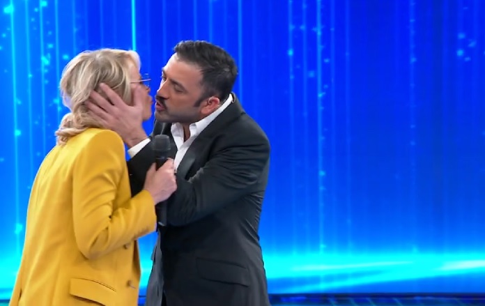 amici finale Pio e Amedeo e il bacio a Mara Amici finale