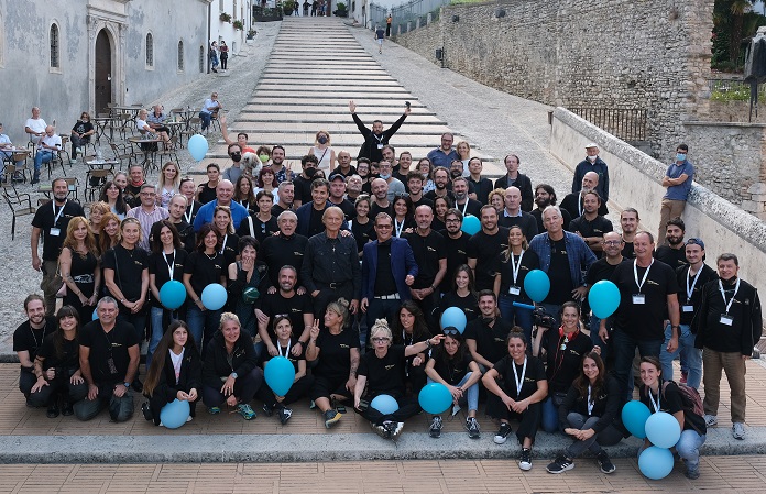 Terence Hill con il cast tecnico e artistico della serie tv Don Matteo 13