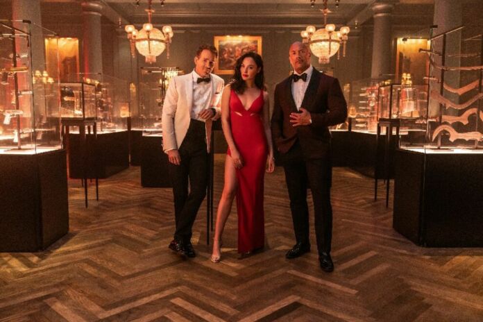 Red Notice Dwayne Johnson, Gal Gadot e Ryan Reynolds in una scena del film