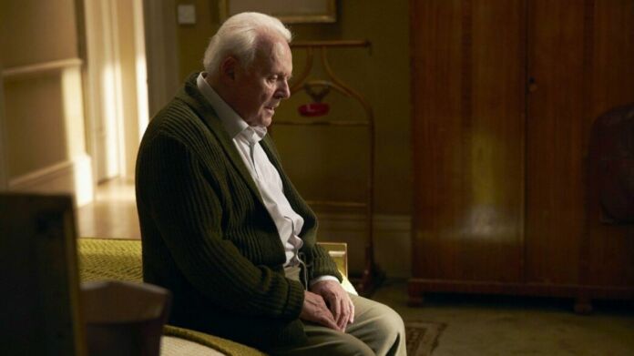 the father Anthony Hopkins in una scena del film