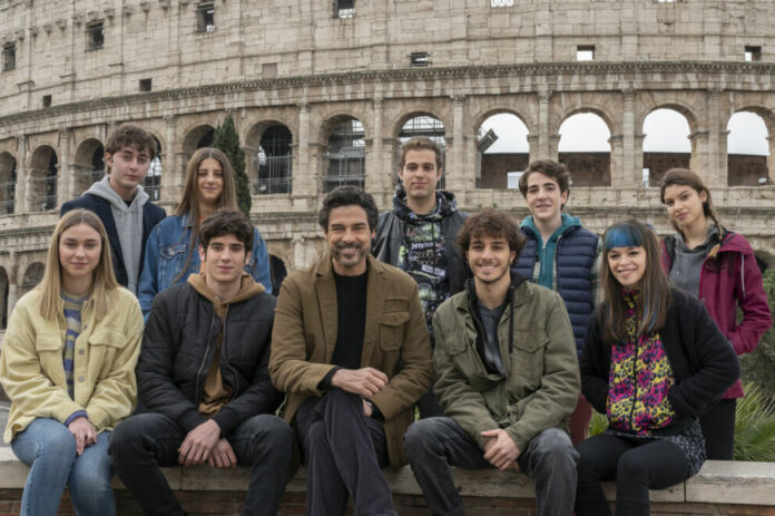 Simone Casanica credits Banijay Studios Italy foto di Anna Camerlingo Ascolti tv ieri giovedì 16 dicembre Un professore foto