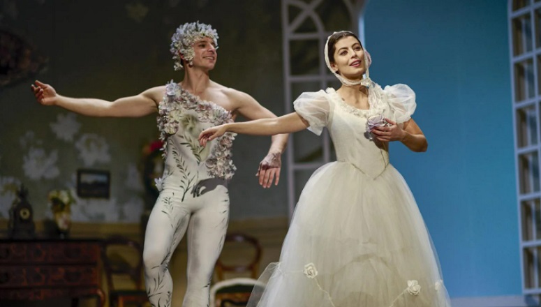 Carla, la biografia di Carla Fracci con Alessandra Mastronardi Carla, la biografia di Carla Fracci con Alessandra Mastronardi