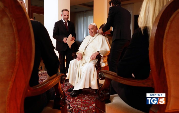 Francesco e gli Invisibili, uno speciale con il Papa in onda stasera su Canale 5 Francesco e gli Invisibili, uno speciale con il Papa in onda stasera su Canale 5