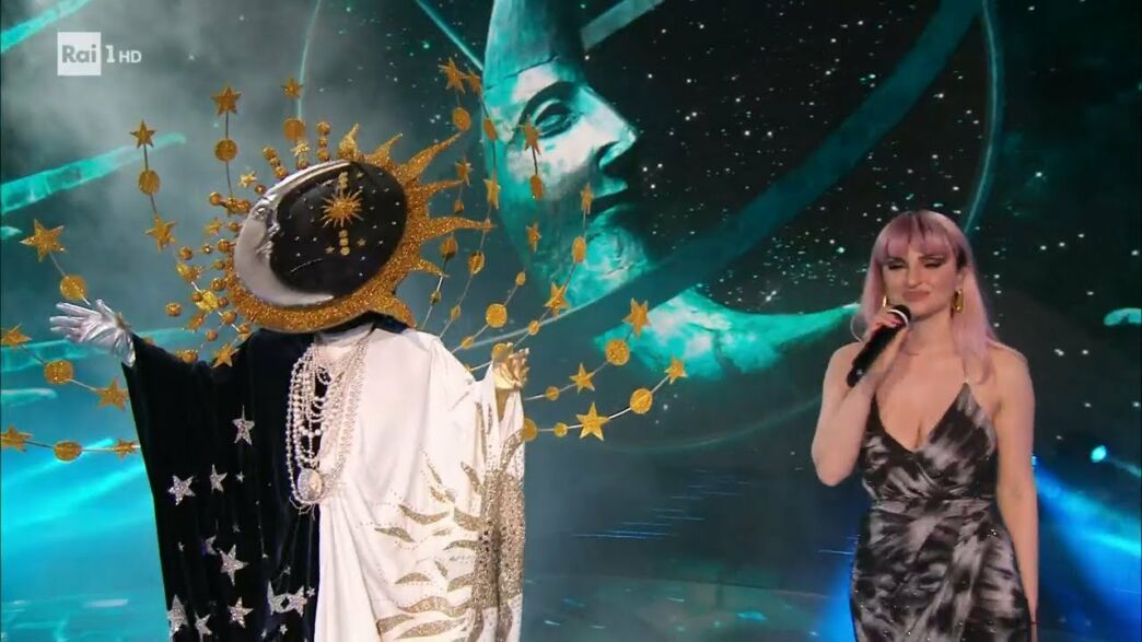 Il Cantante Mascherato 2022 SoleLuna si esibisce con Arisa (Video) Il Cantante Mascherato 2022 SoleLuna si esibisce con Arisa (Video)