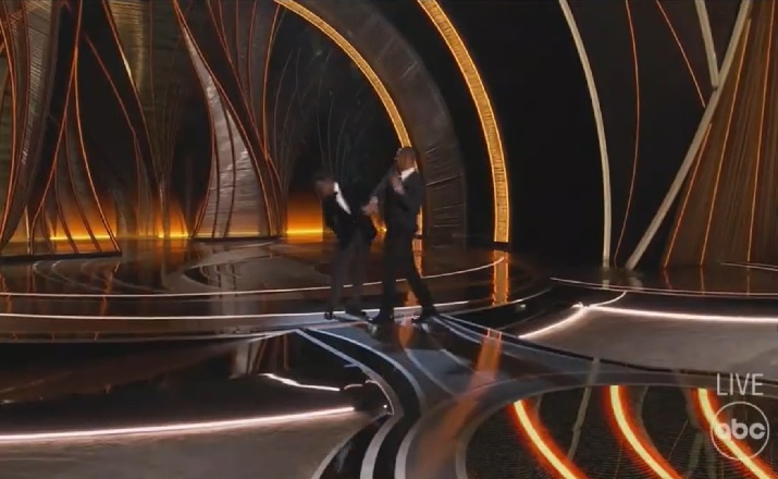 Oscar 2022 lo schiaffo di Will Smith a Chris Rock in diretta, porta a 10 anni di esclusione dall’academy Oscar 2022 lo schiaffo di Will Smith a Chris Rock in diretta, porta a 10 anni di esclusione dall’academy
