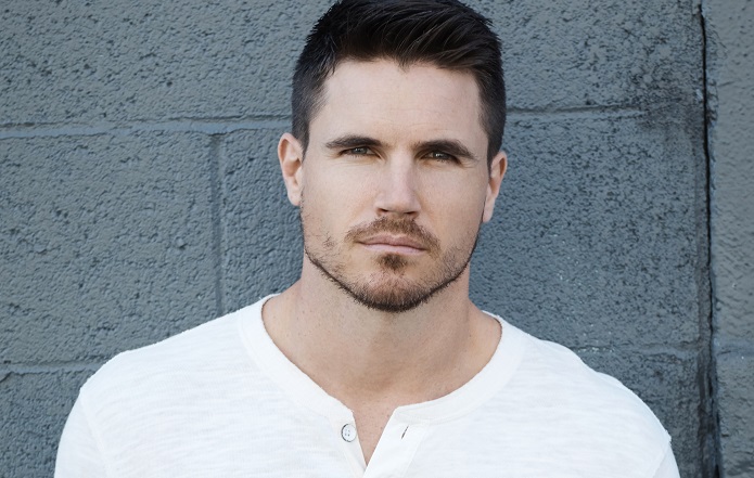 Robbie Amell in The Witcher notizie serie tv 15 aprile