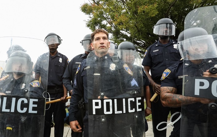Jon Bernthal in una scena We Own this city
