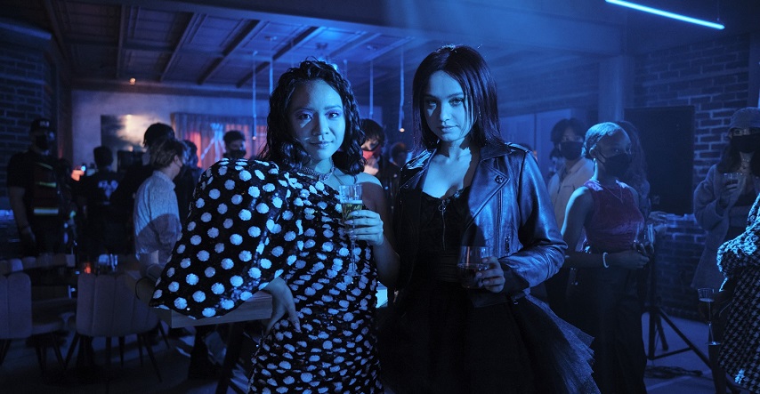 Fakes su Netflix: una spensierata teen comedy con una coppia di assurde falsarie Fakes su Netflix: una spensierata teen comedy con una coppia di assurde falsarie