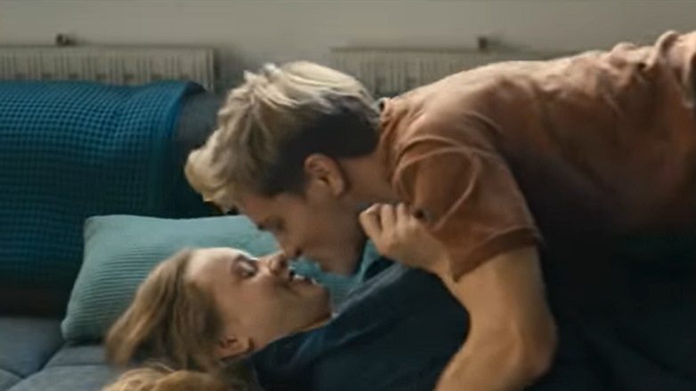 Vicino all’orizzonte, la storia d’amore tra una diciottenne e un ragazzo con un segreto nel film tedesco Vicino all’orizzonte, la storia d’amore tra una diciottenne e un ragazzo con un segreto nel film tedesco