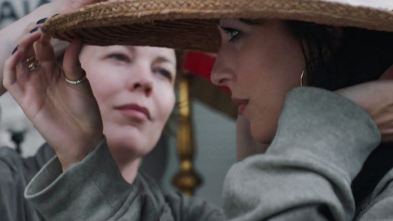 La figlia oscura dal romanzo di Elena Ferrante, il film di Maggie Gyllenhaal