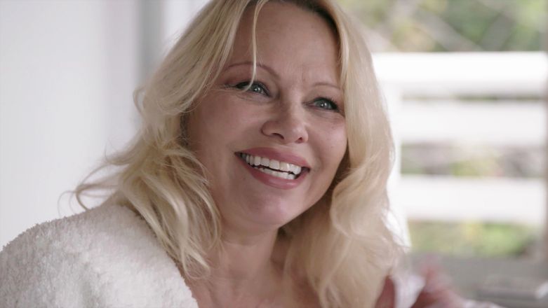 Pamela a love story, su Netflix Pamela Anderson trova il suo spazio e la sua verità Pamela a love story, su Netflix Pamela Anderson trova il suo spazio e la sua verità