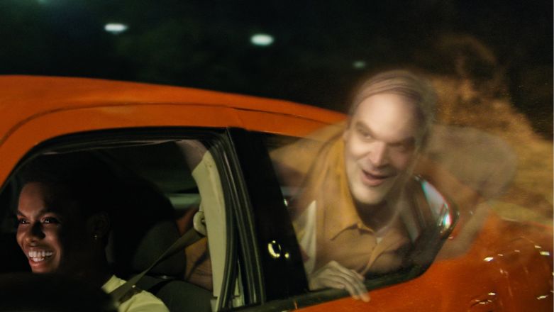Un fantasma in casa, l’ET della nuova generazione è su Netflix – La recensione Un fantasma in casa, l’ET della nuova generazione è su Netflix – La recensione