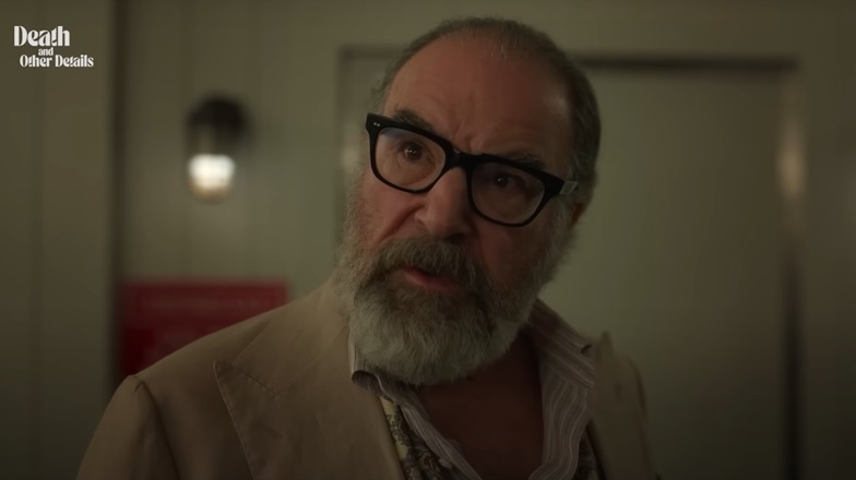 Morte e Altri dettagli, la mystery comedy con Mandy Patinkin dal 5 marzo in Italia