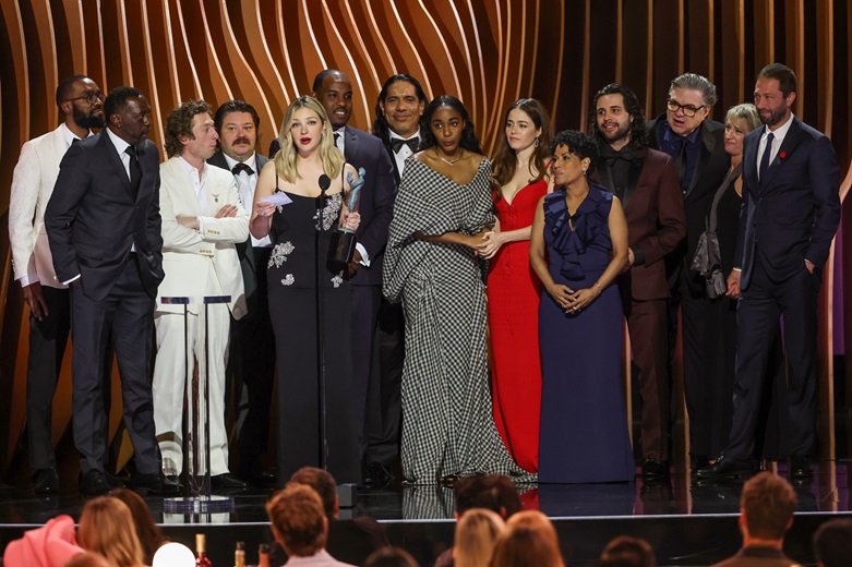 SAG Awards 2024: trionfano The Bear e Oppenheimer, le sorprese Pedro Pascal e Lily Gladstone