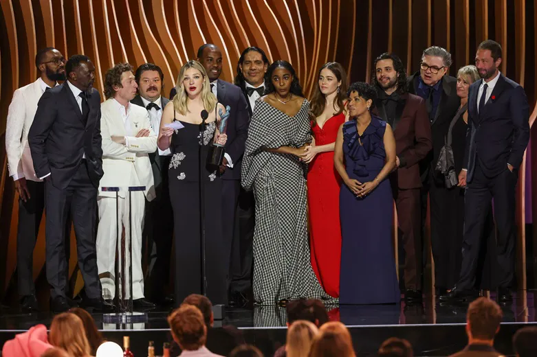 SAG Awards 2024: trionfano The Bear e Oppenheimer, le sorprese Pedro Pascal e Lily Gladstone