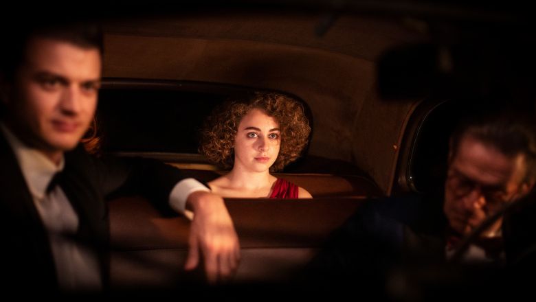 Finalmente l’Alba, il cinema italiano tra croci e delizie – La recensione del film oggi su Sky