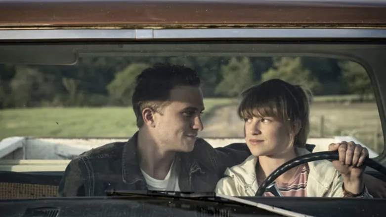 Io Rimango qui, su Rai 2 il teen drama tra amore, dolore e morte