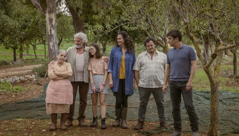 Quasi Orfano, una famiglia ingombrante in questa commedia con Riccardo Scamarcio