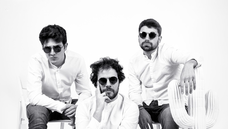 Meglio tardi che A.I. è il nuovo brano degli Auch la band di Tommycassi, Andrea Pisani e Gabriele Boscaino