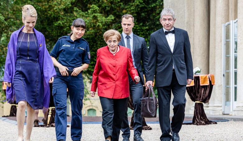 Miss Merkel, l’ex cancelliera tedesca novella Jessica Fletcher in questa serie di film tv su Rai 2