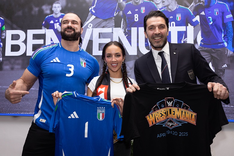 Le star della WWE a San Siro con la nazionale di calcio prima della tappa a Bologna del tour