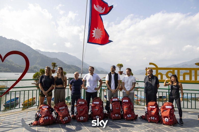 Pechino Express, la nona tappa: quattro coppie in lizza per la finale con il malus Fabio Caressa