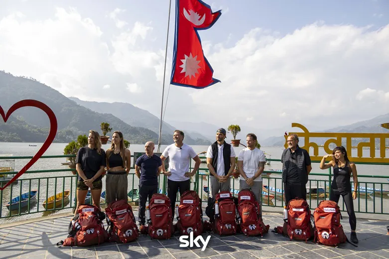 Pechino Express, la nona tappa: quattro coppie in lizza per la finale con il malus Fabio Caressa