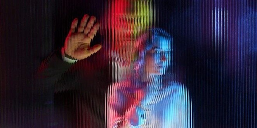 La casa dei misteri, la miniserie thriller francese su Rai 2