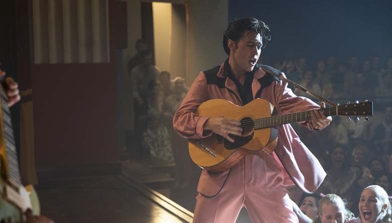 Elvis, il film di Baz Luhrman con Austin Butler e Tom Hanks, stasera su Canale 5