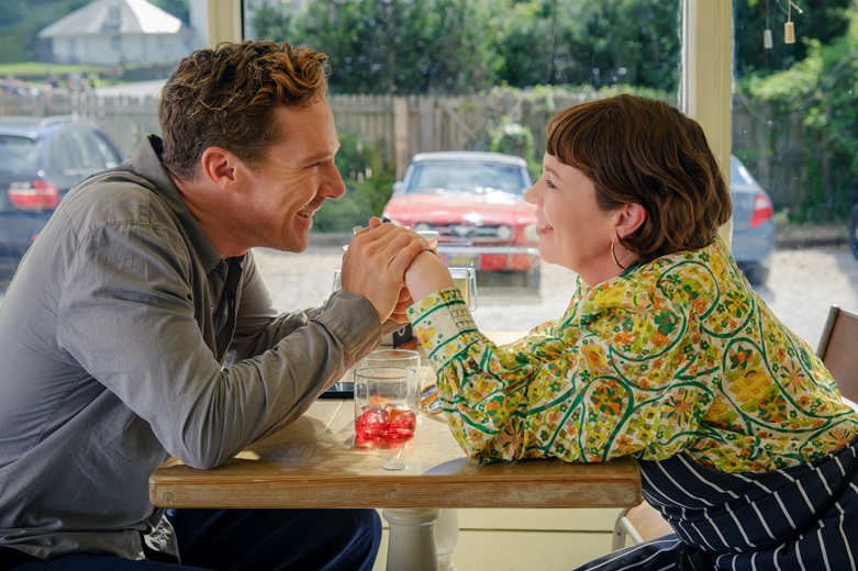 I Roses, la recensione: Olivia Colman e Benedict Cumberbatch brillano in una commedia amara in cui tutto funziona