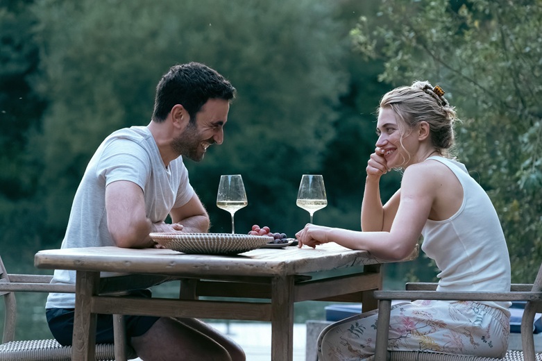 All of You, la recensione del film su Apple TV+: 12 anni d’amore in un’ora e mezza