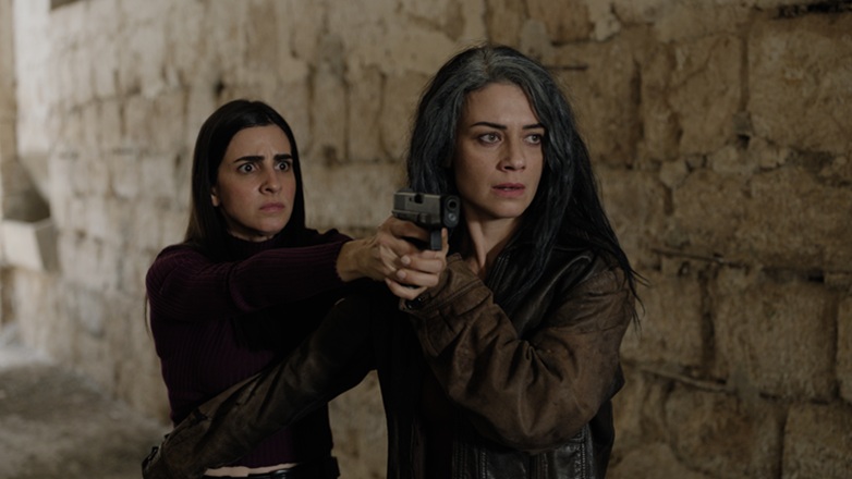 Fireflies, su Paramount+: due amiche indagano su strane combustioni spontanee