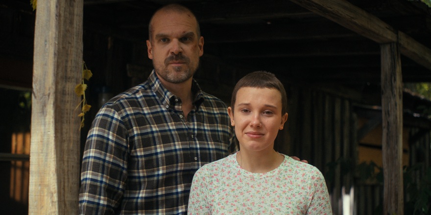 Stranger Things, Millie Bobby Brown e David Harbour abbracciati alla premiere