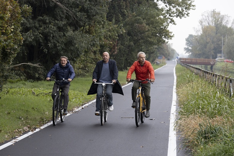 Attitudini: Nessuna, il documentario su Aldo Giovanni e Giacomo vive di ricordi…da podcast Attitudini: Nessuna, il documentario su Aldo Giovanni e Giacomo vive di ricordi…da podcast