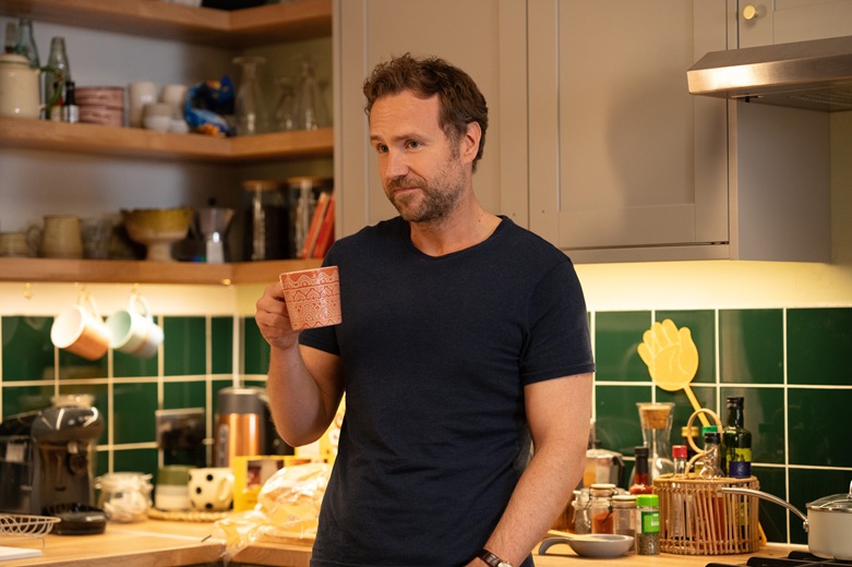 Notizie serie tv: Rafe Spall sarà il primo ministro in Number 10 di Steven Moffat; Ian Armitage in Ghosts