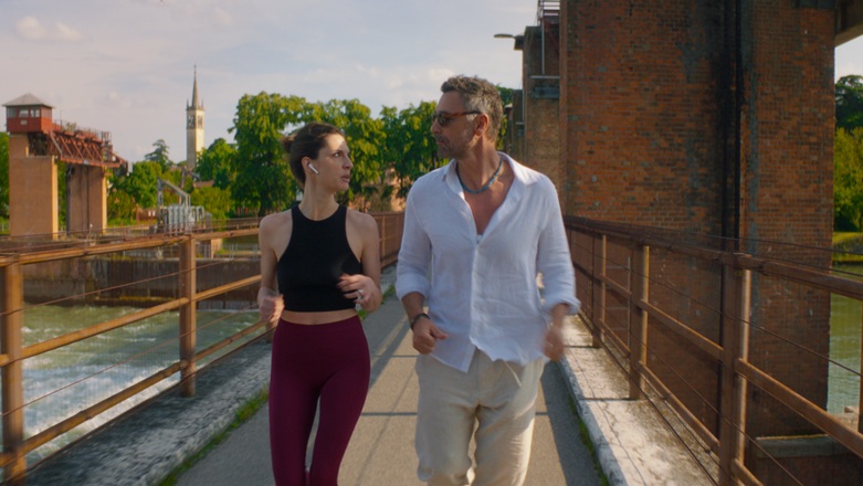 Amici Comuni, la recensione: una commedia romantica ma…a modo suo adatta allo streaming Amici Comuni, la recensione: una commedia romantica ma…a modo suo adatta allo streaming